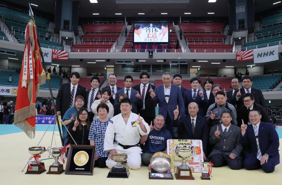 　優勝し、関係者と笑顔を見せる香川大吾（中央）＝撮影・吉澤敬太