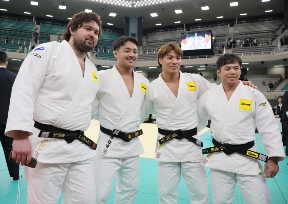 　大会後、パリ五輪組で記念撮影する（左から）ウルフ・アロン、橋本壮市、阿部一二三、永山竜樹（撮影・吉澤敬太）