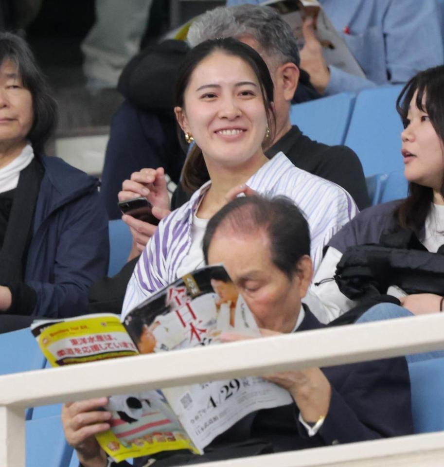 　観戦する大橋悠依（撮影・吉澤敬太）