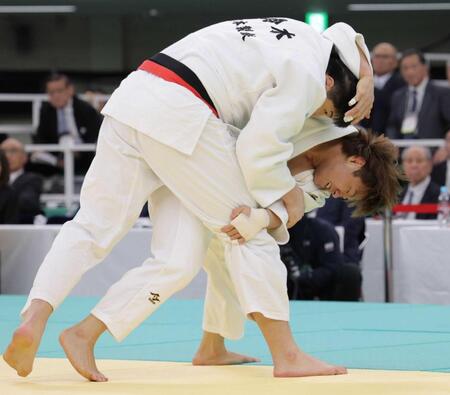 　２回戦で懸命に技をかける阿部一二三（右）＝撮影・吉澤敬太