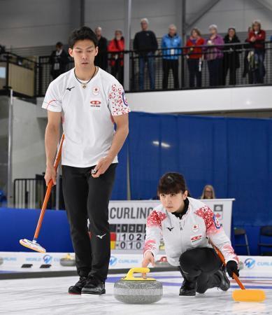 　１次リーグのニュージーランド戦でプレーする松村千秋（右）、谷田康真組＝フレデリクトン（共同）