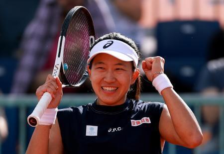 　マドリード・オープン４回戦でエカテリーナ・アレクサンドロワを破り、準々決勝進出を決めて喜ぶ内島萌夏＝２９日、マドリード（ゲッティ＝共同）