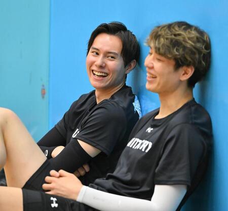 　練習前に笑顔を見せるサントリー・高橋藍（左）＝撮影・西田忠信