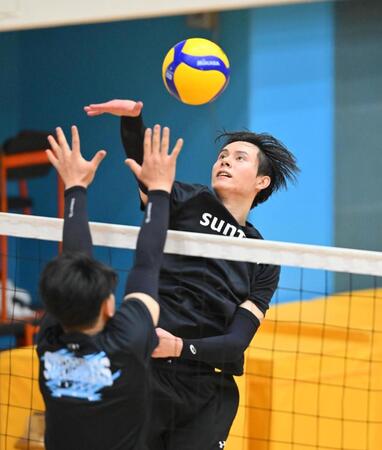 　練習でスパイクを放つサントリー・高橋藍（撮影・西田忠信）