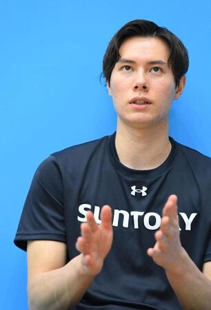 　練習前、取材に応じるサントリー・高橋藍（撮影・西田忠信）