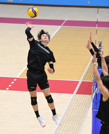 　練習でスパイクを放つサントリー・高橋藍（撮影・西田忠信）