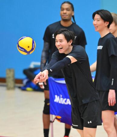 　笑顔で練習するサントリー・高橋藍（撮影・西田忠信）