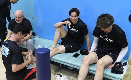 　足首のテーピングをしてもらうサントリー・高橋藍（中央）＝撮影・西田忠信