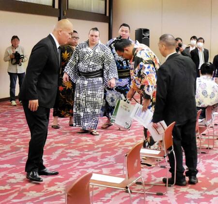 　式秀親方（左）