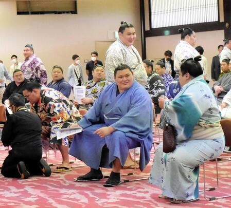 　大の里（中央）