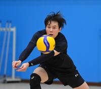 　練習で懸命にボールを追うサントリー・高橋藍（撮影・西田忠信）