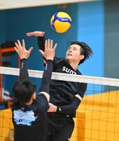 　練習でスパイクを放つサントリー・高橋藍（撮影・西田忠信）