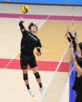　練習でスパイクを放つサントリー・高橋藍（撮影・西田忠信）