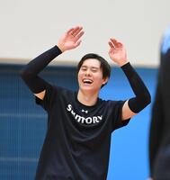 　練習中に笑顔を見せるサントリー・高橋藍（撮影・西田忠信）