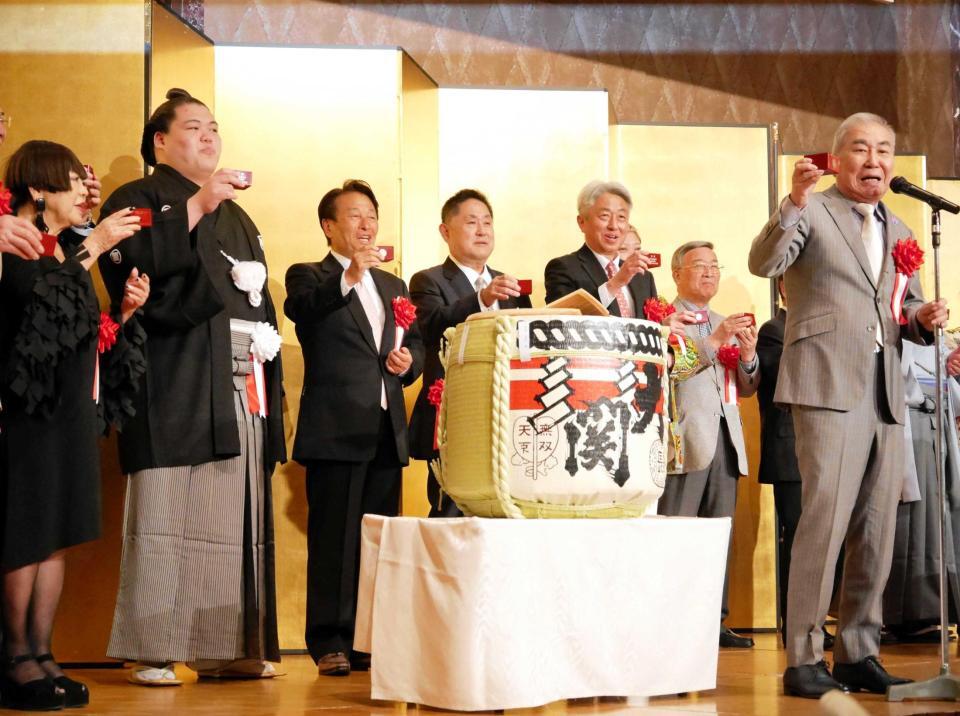 　王鵬（左から２人目）の関脇昇進記念パーティーでコシノジュンコ氏（左端）、パソナグループ南部靖之代表（同３人目）、埼玉栄高・山田道紀監督（同４人目）を背に乾杯のあいさつを行う桂文枝（右端）