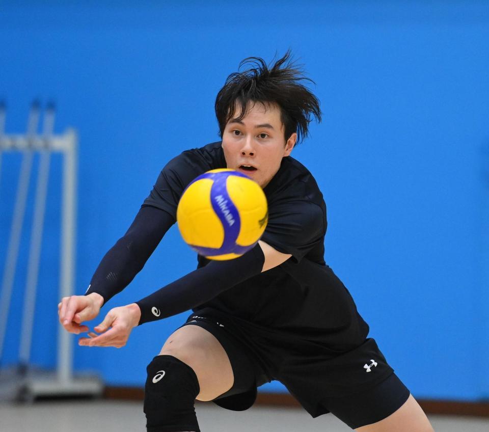 　練習で懸命にボールを追うサントリー・高橋藍（撮影・西田忠信）