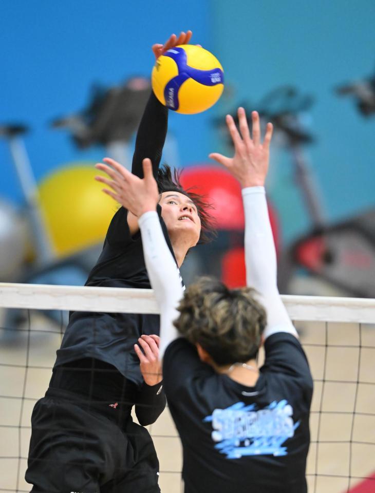 　練習でスパイクを放つサントリー・高橋藍（撮影・西田忠信）