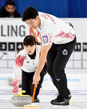 　１次リーグのトルコ戦でプレーする松村千秋（左）、谷田康真組＝フレデリクトン（共同）