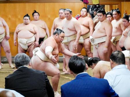 ４０歳金星狙う玉鷲が存在感　大鵬の孫・夢道鵬に胸を出し泥だらけにする「一門、大事です」