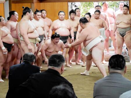　ぶつかり稽古で玉鷲に向かう夢道鵬