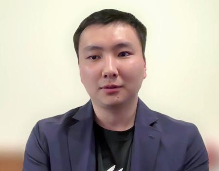 　オンラインで記者会見する富永啓生＝１日