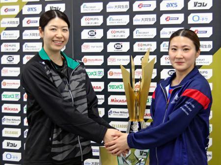 　握手を交わす大阪Ｍの田中瑞稀主将（左）とＮＥＣ川崎の沢田由佳主将＝１日、有明アリーナ