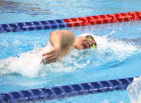　競泳の世界選手権に向けた合宿で練習する松下知之＝１日、東京都内