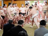 　ぶつかり稽古で玉鷲に向かう夢道鵬