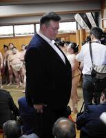 　一門の連合稽古に訪れた二所ノ関親方