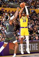 　シュートを放つ八村（右）＝ＮＢＡＥ・ゲッティ・共同