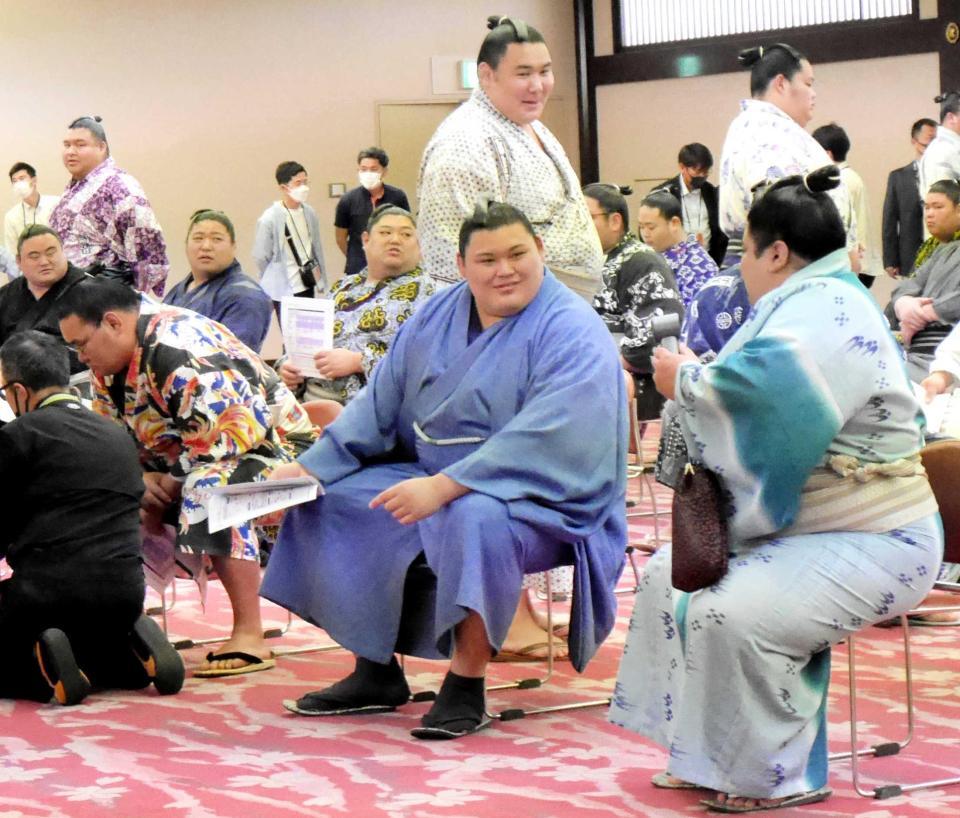 　力士会で笑顔を見せる大の里