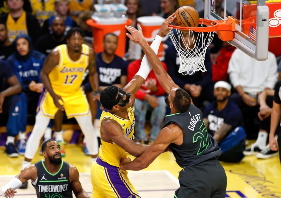 　ダンクシュートを決める八村（手前左）＝ゲッティ・共同