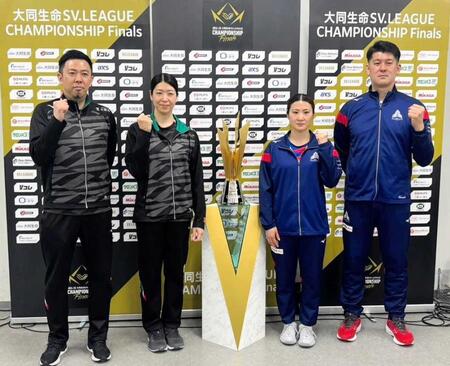 　会見に出席した（左から）大阪Ｍ・酒井監督、田中主将、ＮＥＣ川崎・沢田主将、金子監督