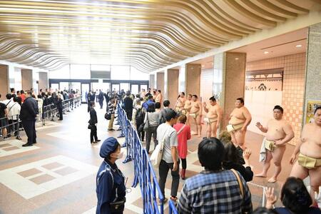 　お見送りイベントで観客に手を振る力士たち（撮影・開出牧）