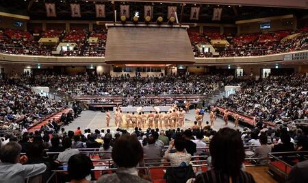 　大勢の観客を集めて行われた横審稽古総見（撮影・開出牧）