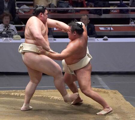 　総見で大の里を相手に気迫のこもった稽古をする横綱豊昇龍（撮影・開出牧）
