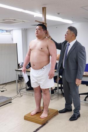 　新弟子検査を受ける花岡真生＝２日、両国国技館