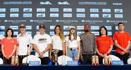 　陸上のダイヤモンドリーグ第２戦の前日記者会見に出席した女子やり投げの北口榛花（右から２人目）ら＝２日、紹興（共同）