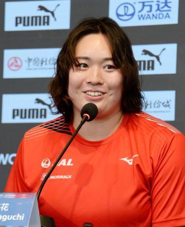 　陸上のダイヤモンドリーグ第２戦の前日記者会見で話す、女子やり投げの北口榛花＝２日、紹興（共同）