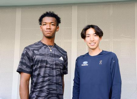 　前日練習を終え、撮影に応じる陸上男子の村竹ラシッド（左）と三浦龍司＝２日、紹興（共同）