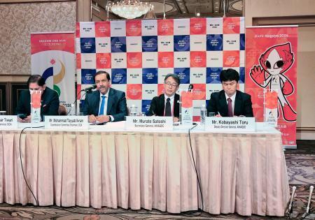 　記者会見する愛知・名古屋アジア大会組織委員会の村手聡事務総長（右から２人目）ら＝２日、名古屋市