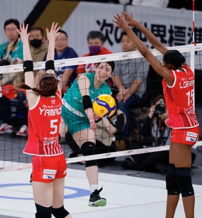 　大阪Ｍ-ＮＥＣ川崎　第２セット、スパイクを決める大阪Ｍ・田中＝有明アリーナ