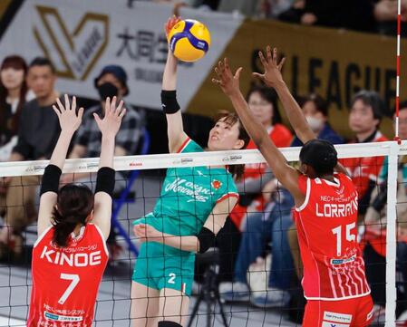 　第２セット、スパイクを決める大阪Ｍ・林