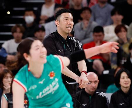 　第３セット、試合を見守る大阪Ｍ・酒井監督