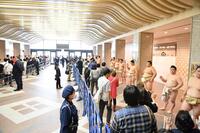 　お見送りイベントで観客に手を振る力士たち（撮影・開出牧）