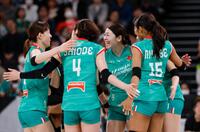 　第３セット、ポイントを奪い、喜ぶ大阪Ｍ・田中（右から３人目）