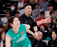　第３セット、試合を見守る大阪Ｍ・酒井監督