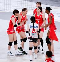 　第２セット、スパイクが決まらず、さえない表情のＮＥＣ川崎・佐藤（左から２人目）