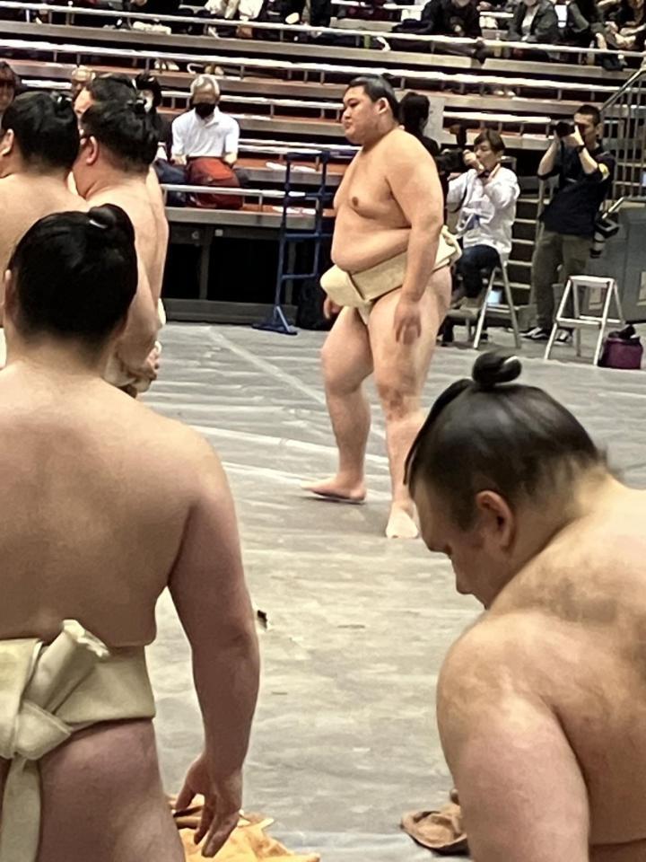 　土俵に姿を見せた大の里