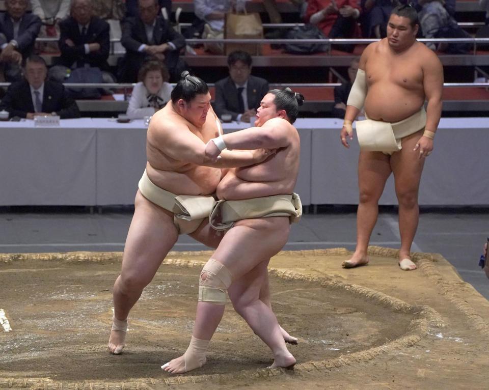 　総見で琴桜（手前右）と気迫のこもった稽古をする大の里。右後方は横綱豊昇龍（撮影・開出牧）